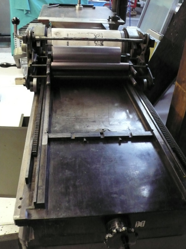 This press comes with an adjustable bed.