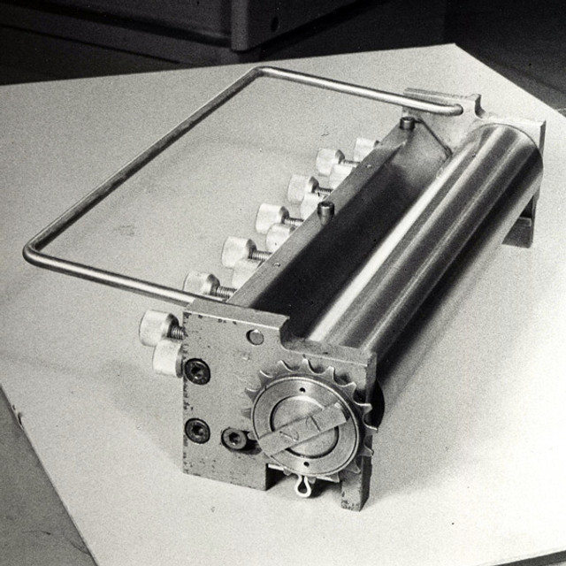 Ink duct with distributor ES. Available as an optional equipment on all Standard 510 and 550 models. Original advertisement photo from the late 1950ies.