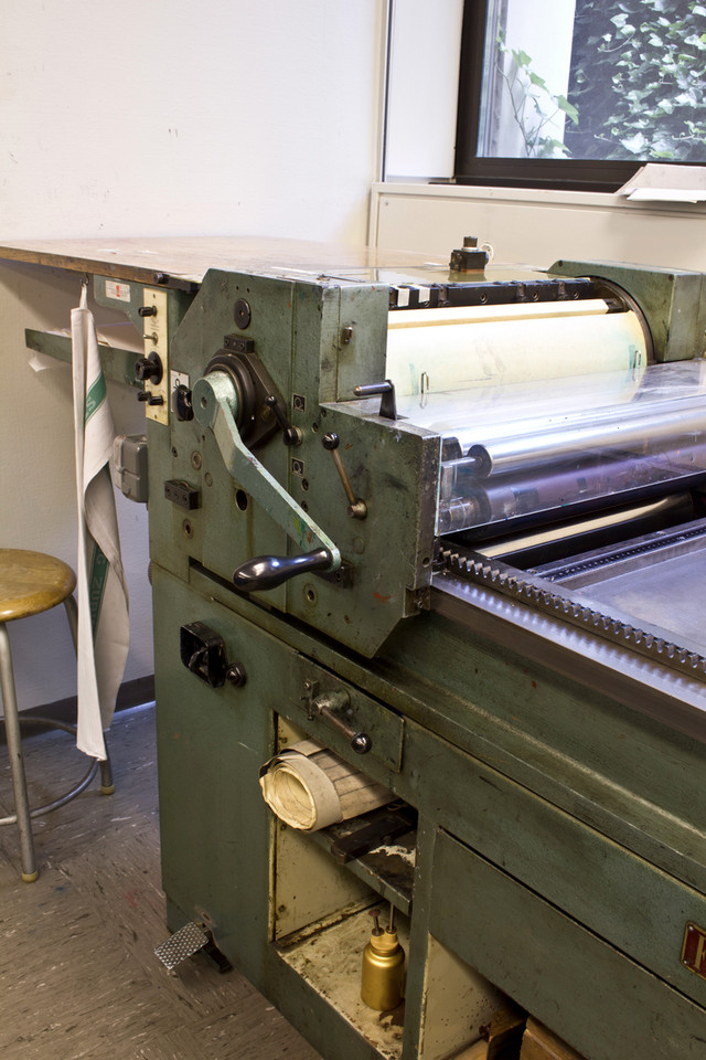 Handcranked instead of power driven cylinder.