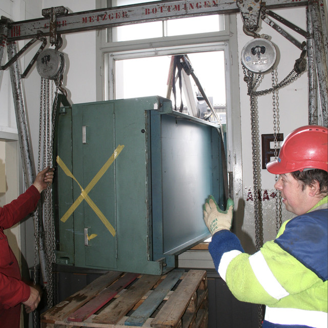 There has been another crane inside my studio to pick it up.