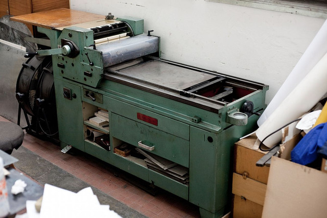 The cover plate of the adjustable bed is missing.